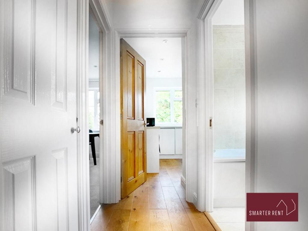 Sunninghill Village - 2 Bed - Parking And Garden Аскот Екстер'єр фото